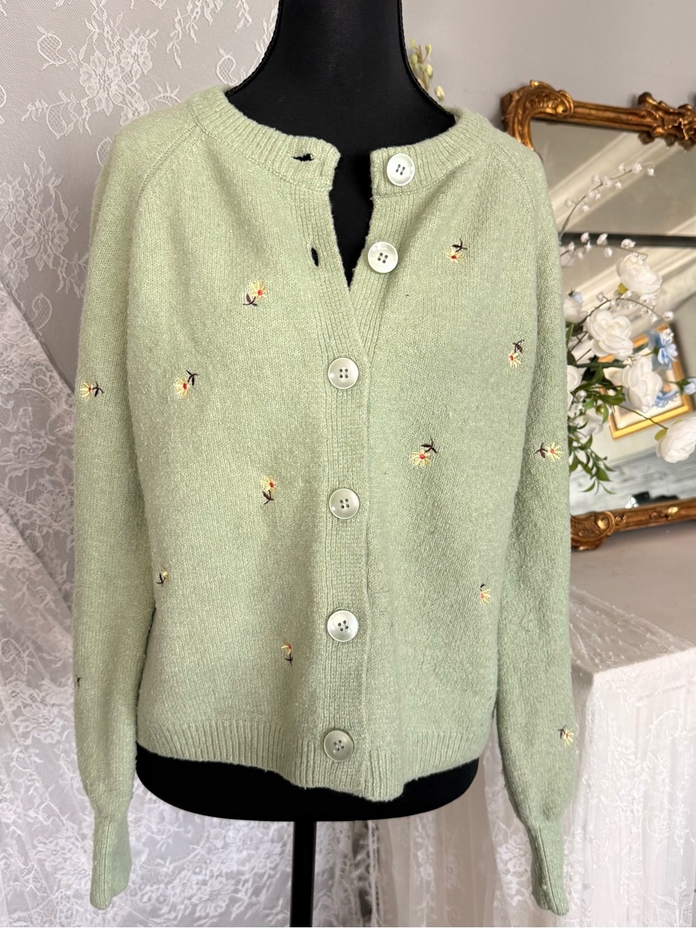 Sage green floral embroidered cardigan - Picture 6 of 7